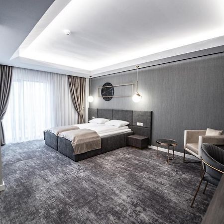 Caprice Complex Hotel Bacău Buitenkant foto