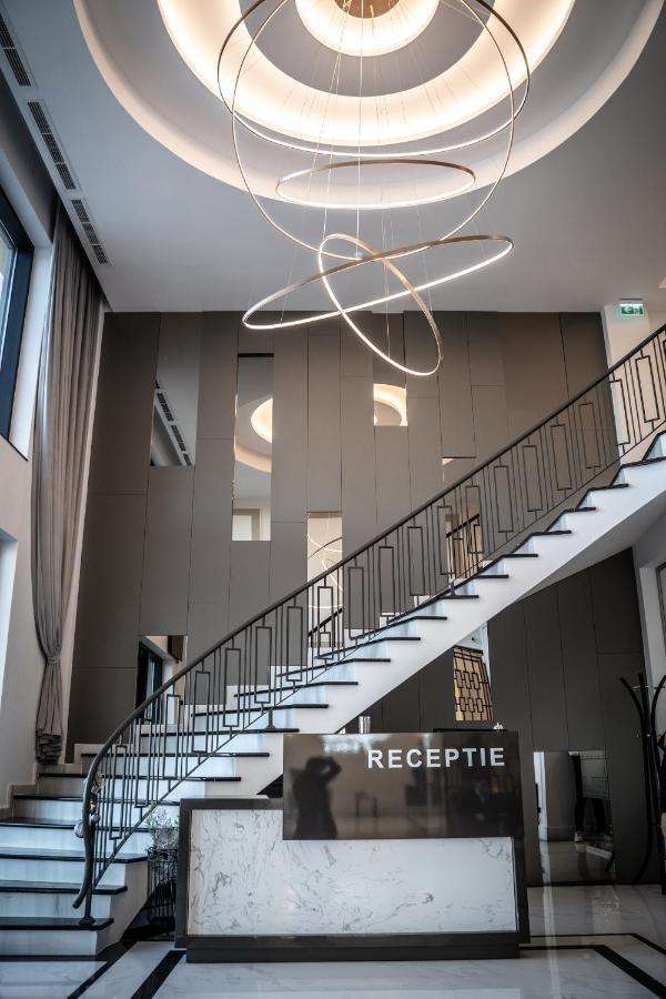 Caprice Complex Hotel Bacău Buitenkant foto