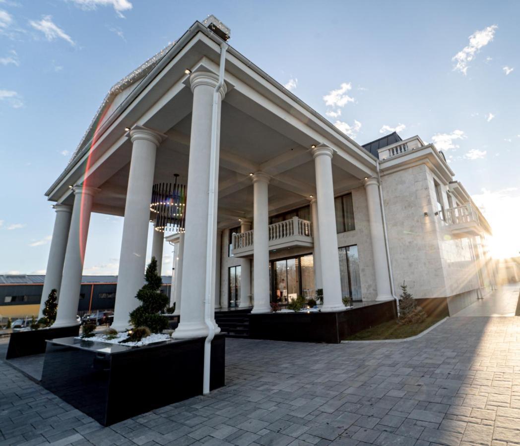 Caprice Complex Hotel Bacău Buitenkant foto